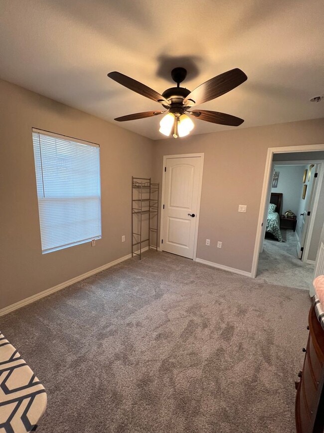 Building Photo - Spacious 3 bedroom home !
