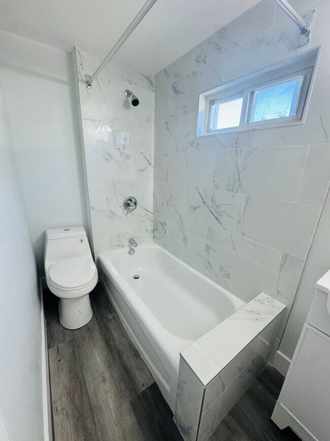 Building Photo - Newly Remodeled 2bd/1 House with Private R...