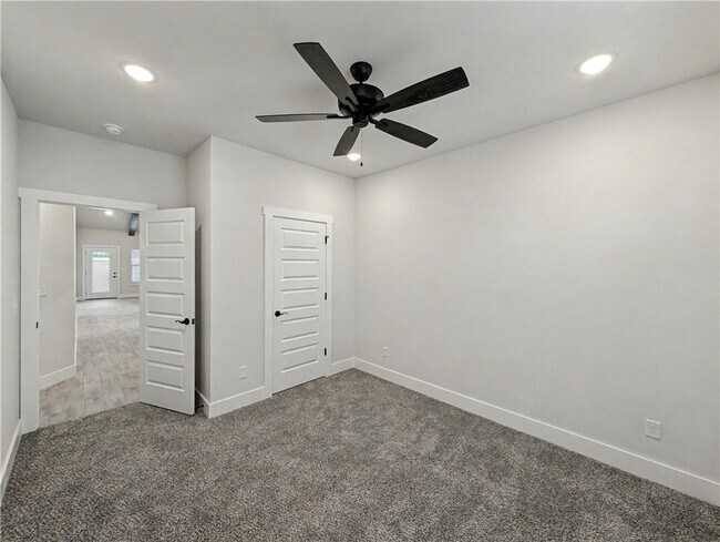 Building Photo - 6807 SW Basswood Ave