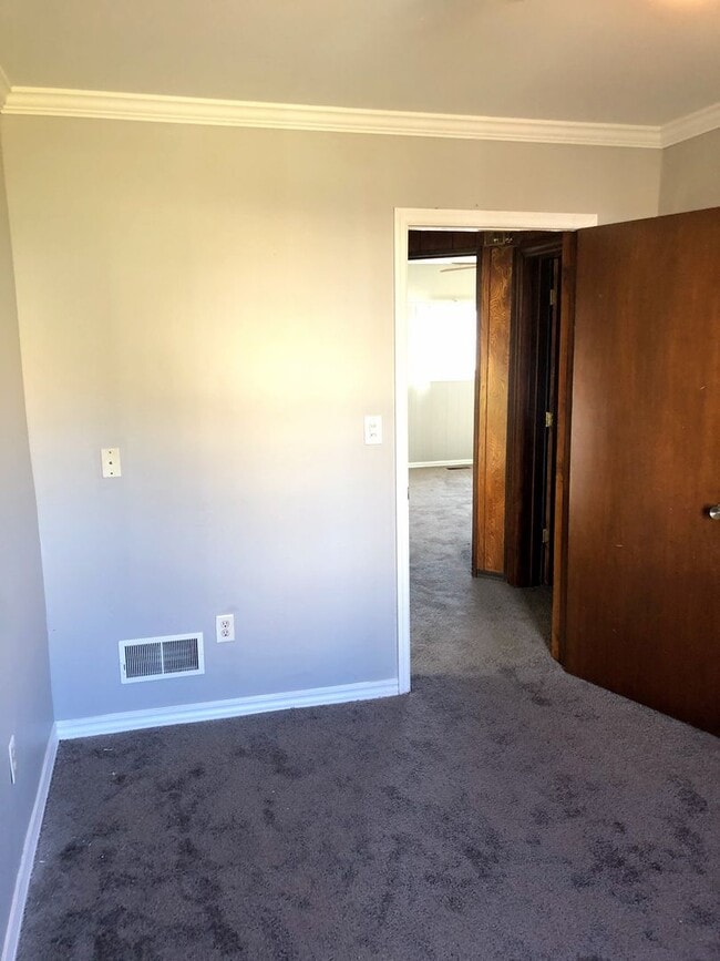 Building Photo - Large 3 Bed, 1 Bath - Central Air, Washer/Dryer