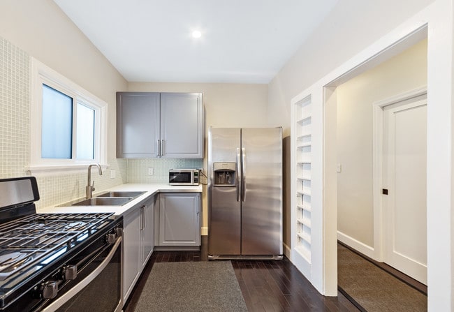 Kitchen - 1120 Poinsettia Dr