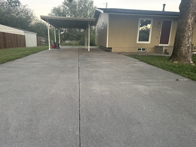 Building Photo - 602 Sara St