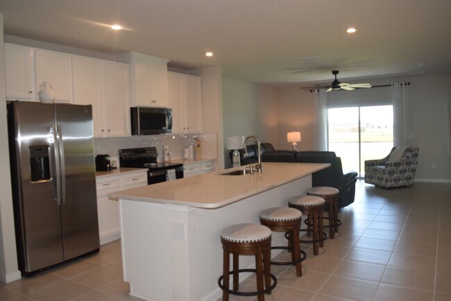 Building Photo - Stunning and elegant fully furnished 3/2/2 villa with Pool, hot tub & Lake views
