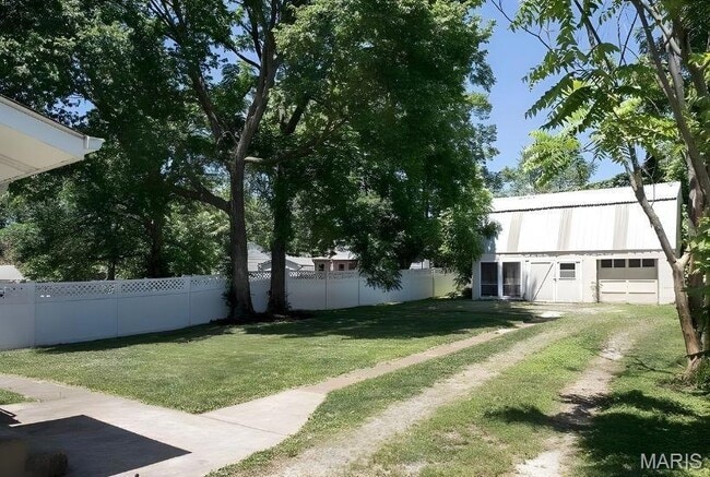 Building Photo - 329 Rose Ln