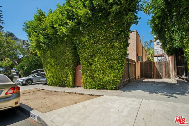 Building Photo - 2515 Elsinore St