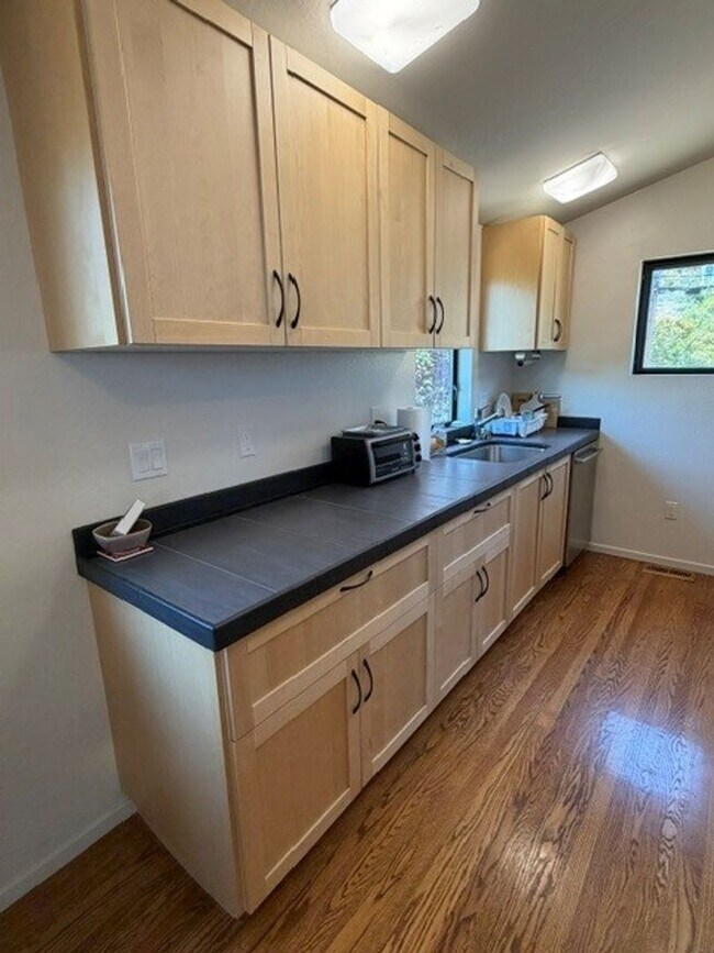 Building Photo - 775 Hillcrest Way