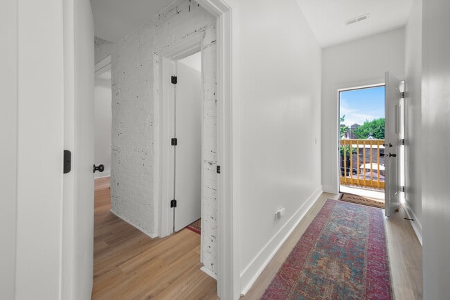 Building Photo - 824 N Maplewood Ave