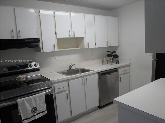 Building Photo - 20760 NE 4th Ct