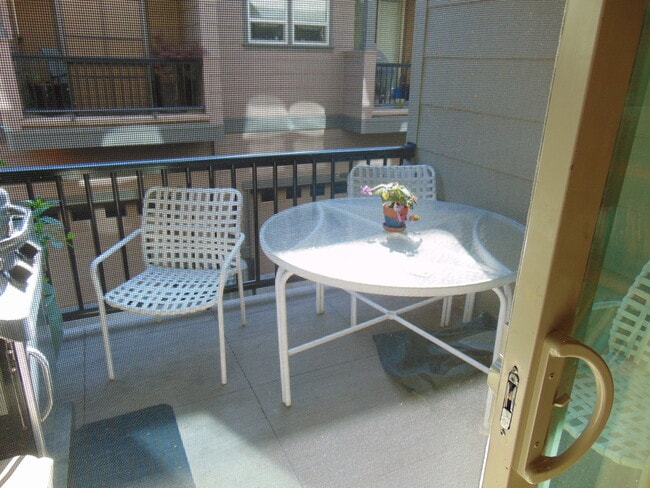 Building Photo - Quiet home close to shopping and Max