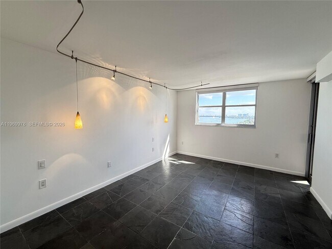 Building Photo - 801 N Venetian Dr