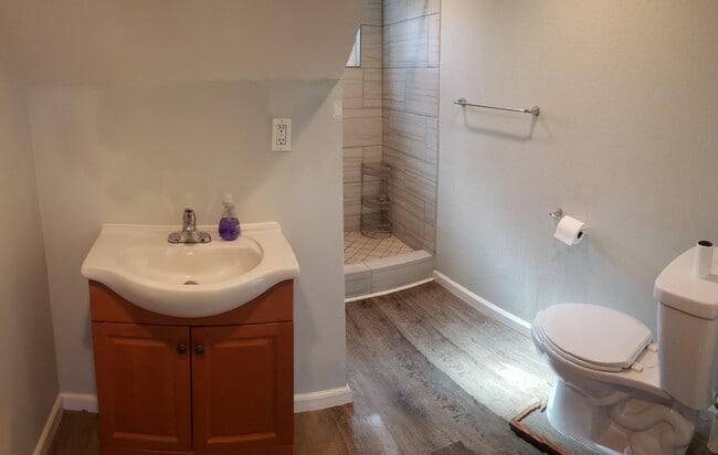 Building Photo - 815 N Sierra St