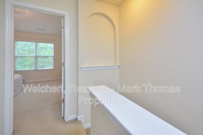 Building Photo - 100 Stratford Lakes Dr