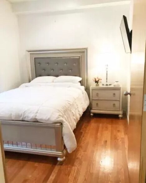 Building Photo - 303 S 11th St