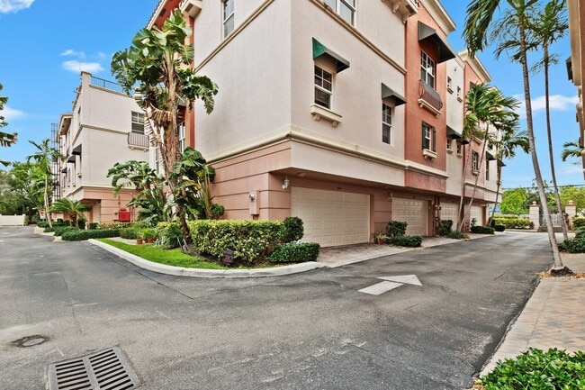 Building Photo - 1033 NE 17th Way