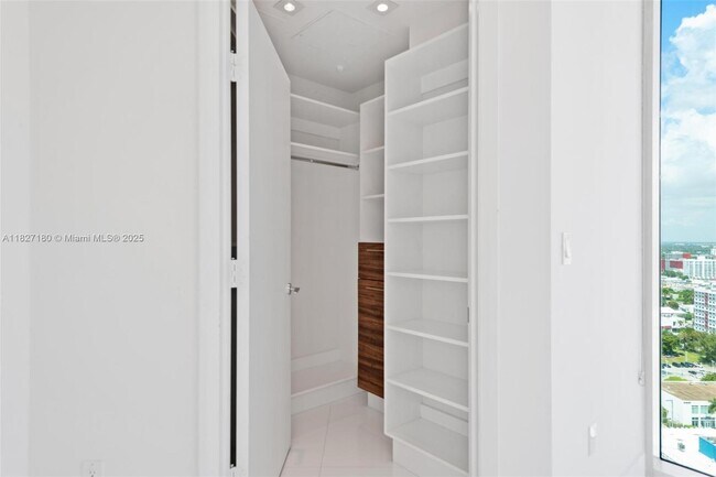 Building Photo - 2020 N Bayshore Dr