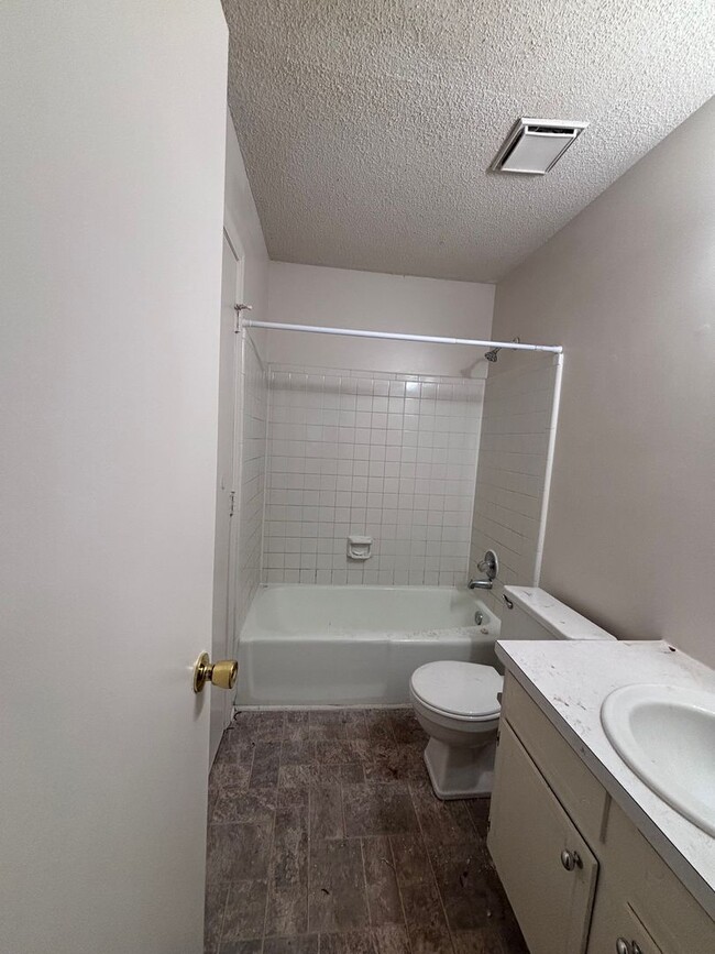 Building Photo - Charming two bedroom one bathroom home.