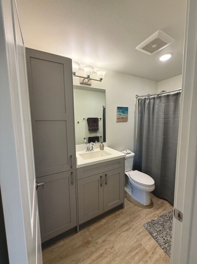 Building Photo - Rarely Available 2 bedroom 2 bath townhome...