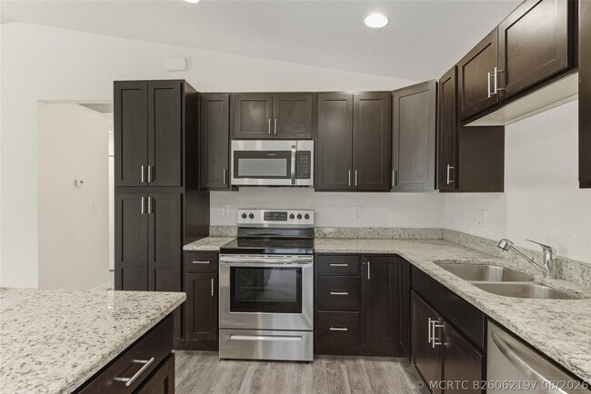 Building Photo - 8007 Royal Ct