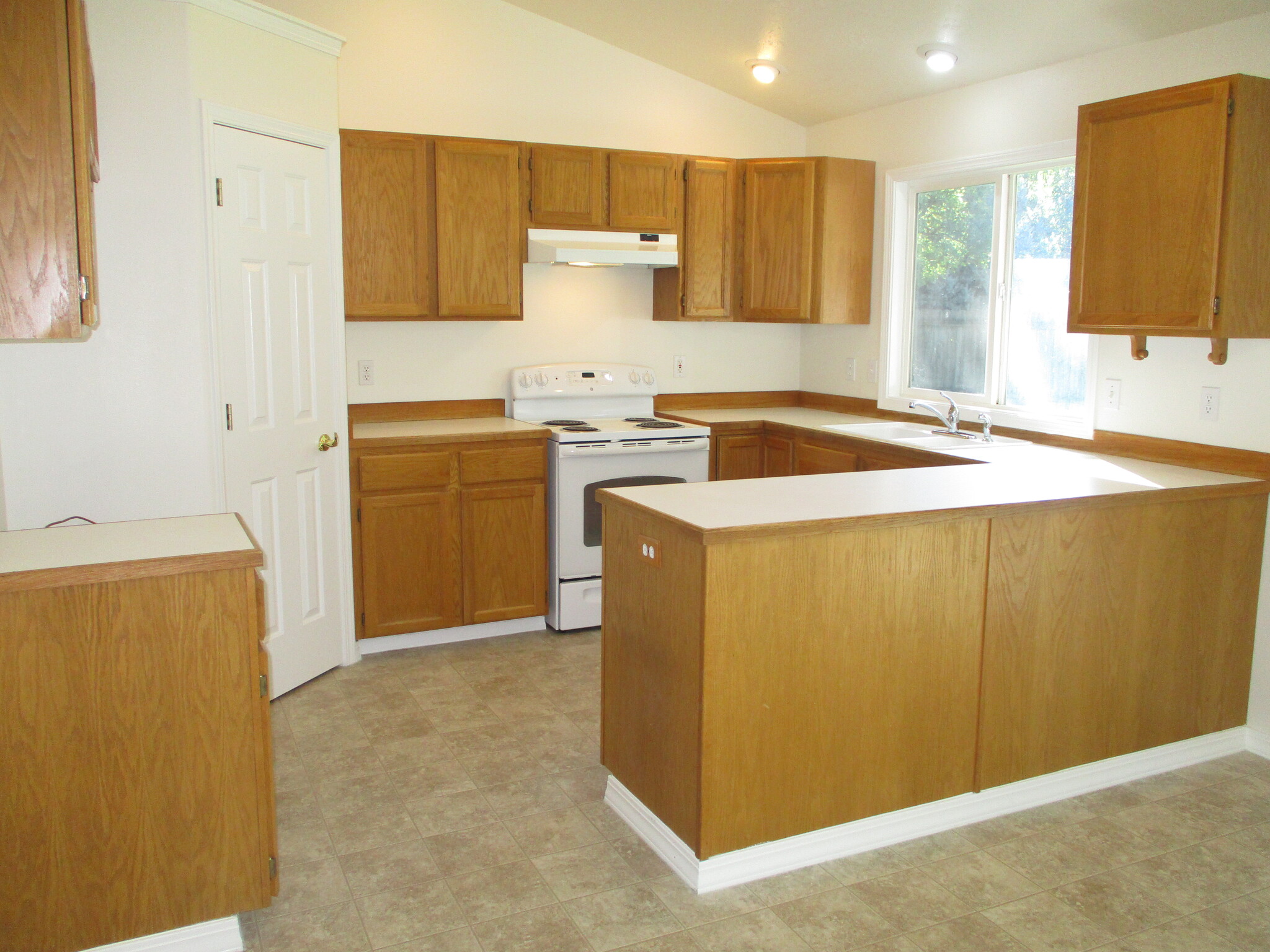 Kitchen - 2521 E Apricot Dr