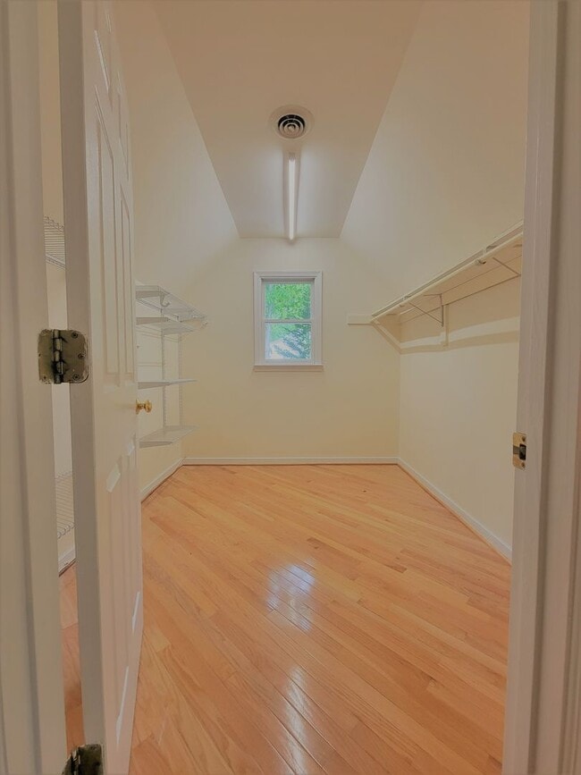 Building Photo - Spacious 3 bedroom 2.5 bath home in South ...