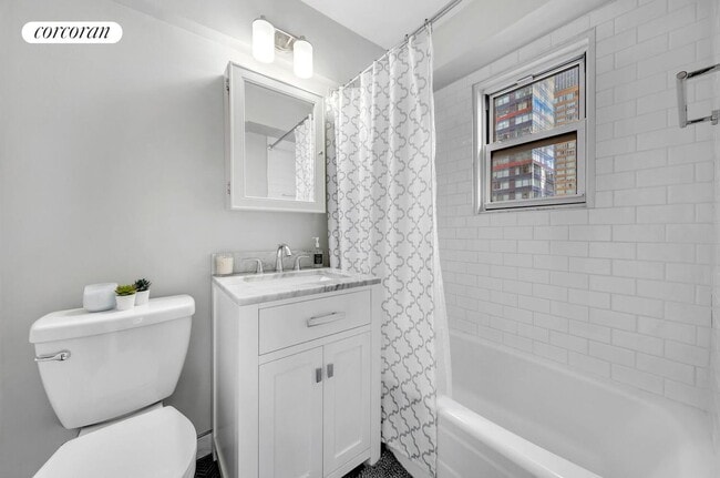 Building Photo - 240 E 55th St