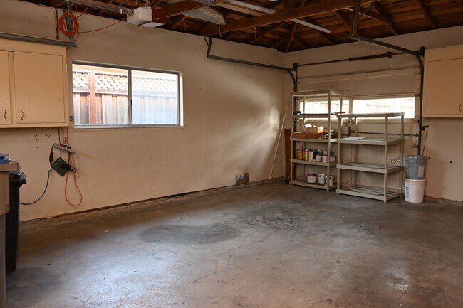 Building Photo - Prime Willow Glen, Just In Time for the Ho...