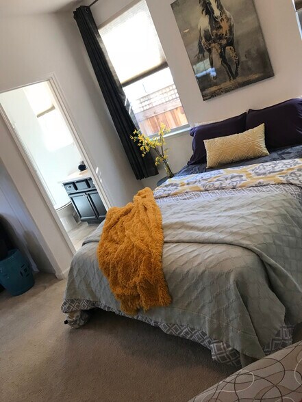 Bedroom or Other Room View 2 - 562 Sandy Shores Dr