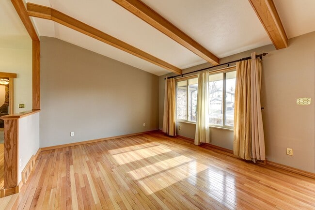 Building Photo - Great 4 Bedroom 3 Bath Home with 2 Car Garage and Covered Patio!