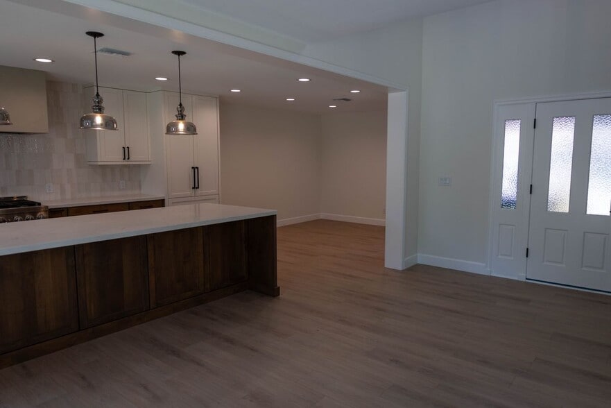 Building Photo - 1552 Brentford Ave