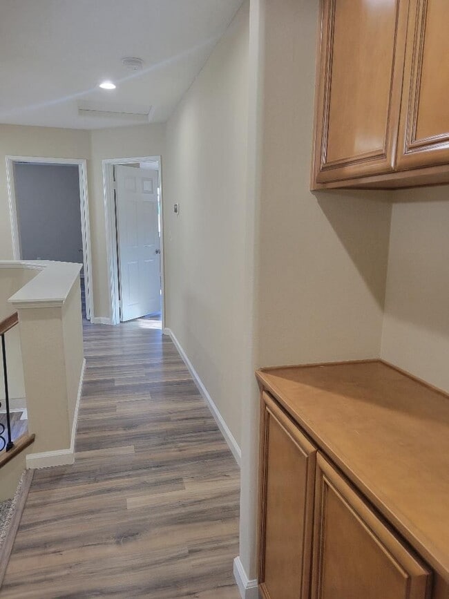 Building Photo - BEAUTIFUL SPACIOUS TOWNHOUSE IN GREAT LOCA...
