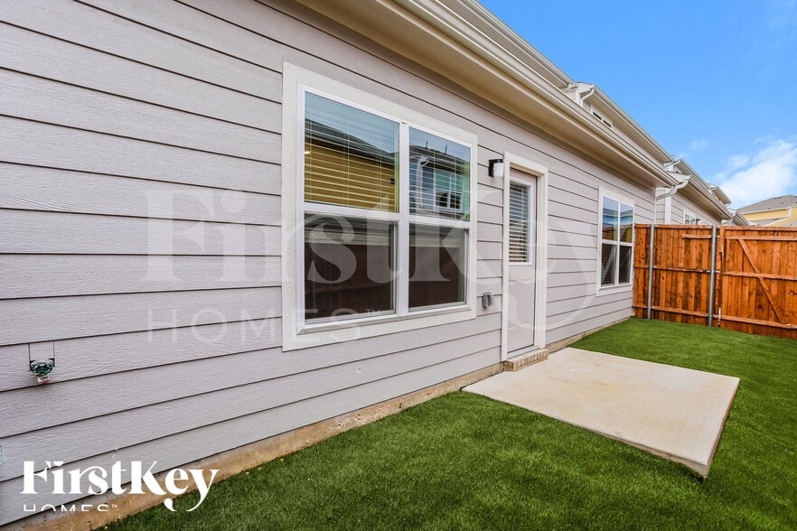 Building Photo - 323 Niki Dr