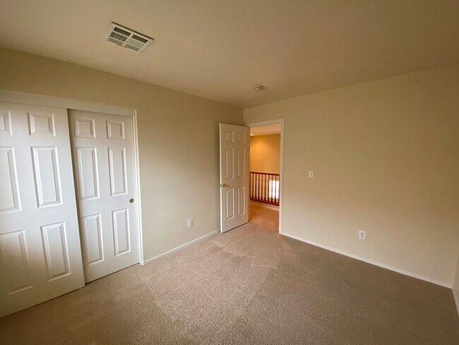 Building Photo - Beautiful & spacious home on an oversized ...