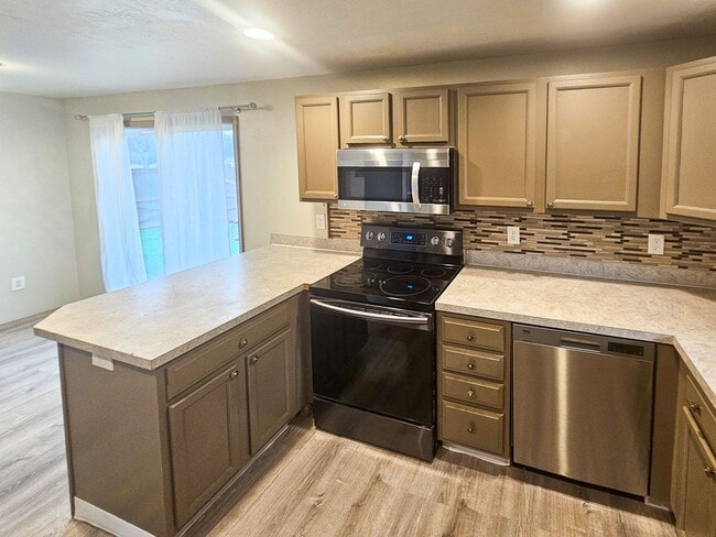 Building Photo - 599 Page Ct