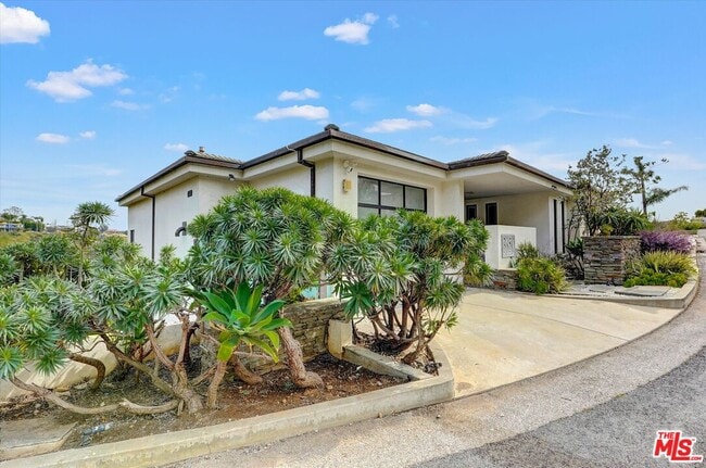 Building Photo - 3850 Rambla Orienta