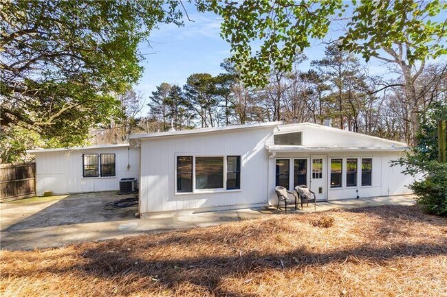 Building Photo - 130 Putnam Cir NE