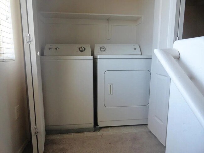 Building Photo - HOUSE FOR RENT