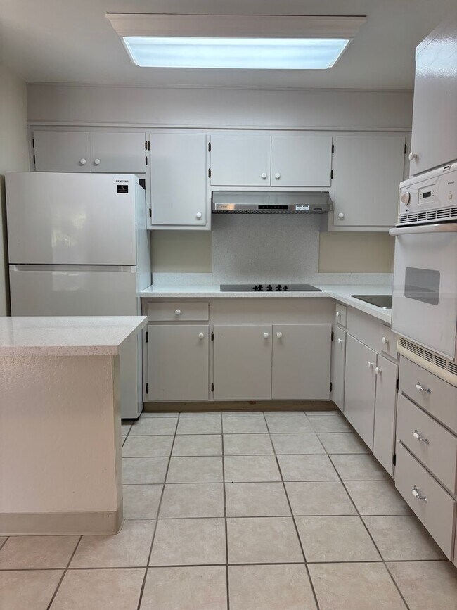 Building Photo - 4141-4141 Olga Dr
