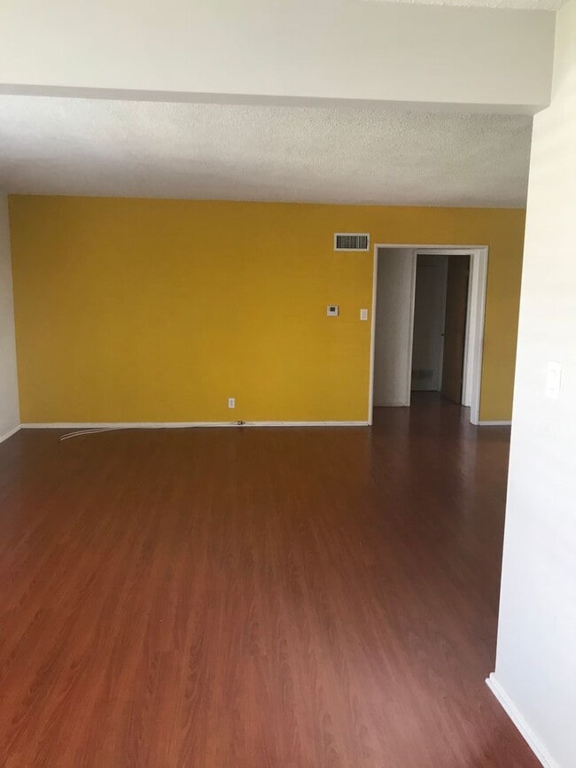 Building Photo - 5008 W 58th Pl