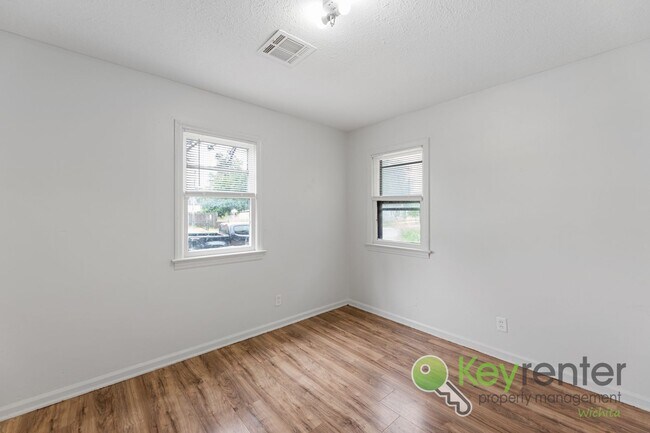 Building Photo - E Elm St Triplex