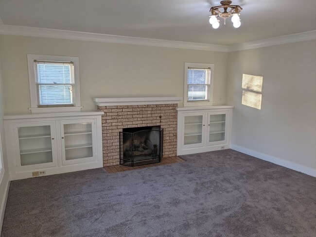 Building Photo - Large 3+ bedroom