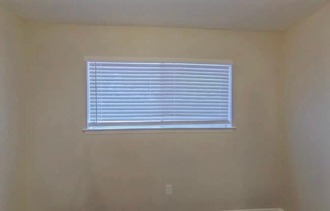 Building Photo - AVAILABLE NOW READY TO MOVE IN