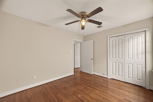 Building Photo - 3214 Longwood Dr