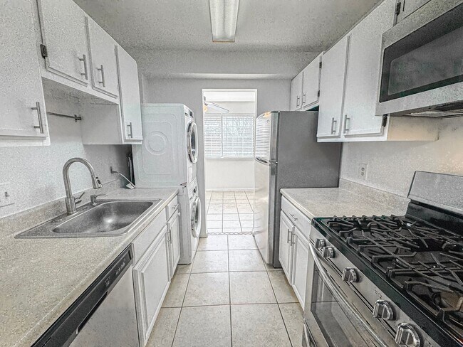 Building Photo - Sun-filled 1 Bed 1 Bath Condo In Scenic River Terrace - Water Included!