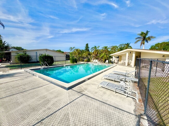 Building Photo - ** TREETOPS OF NAPLES ** 1 BED / 1 BATH - CONDO - SOUTH NAPLES - ANNUAL RENTAL