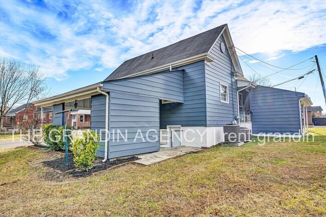 Building Photo - 3203 Roundhill Ave NW