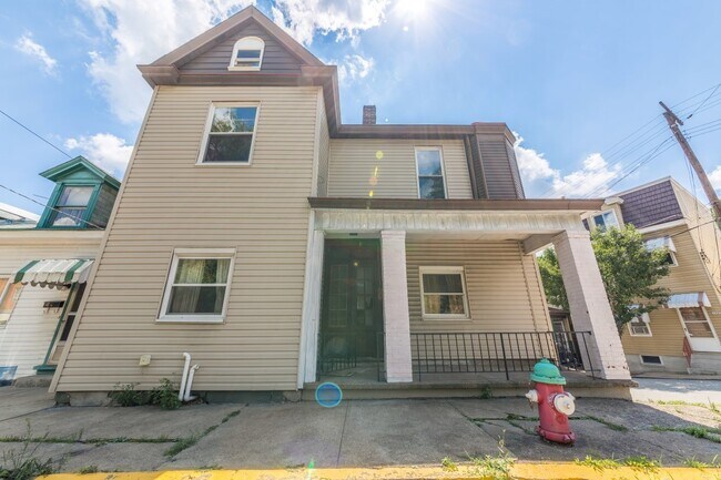 Building Photo - AVAILABLE AUGUST 2026 - Unique 3 Bedroom + den w/ Central AC in the South Side Slopes!