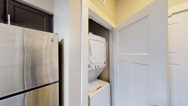 Building Photo - Studio Apartment in Melrose Heights- Close...