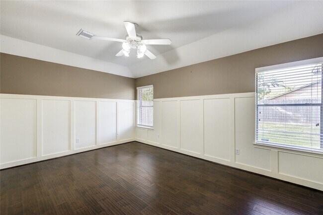 Building Photo - 22010 Kenlake Dr
