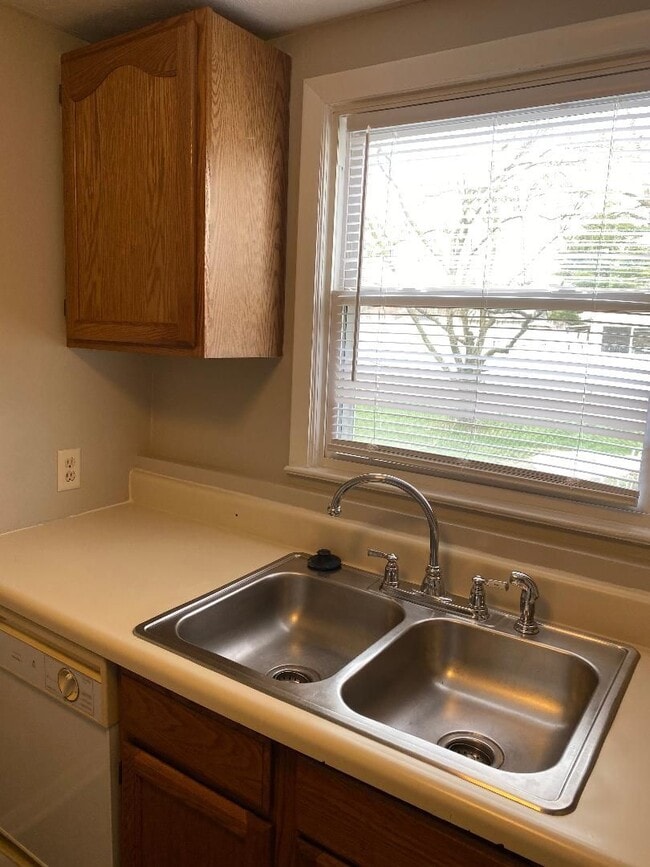 Building Photo - 3 Bedroom, 1 Bathroom SINGLE FAMILY HOME f...