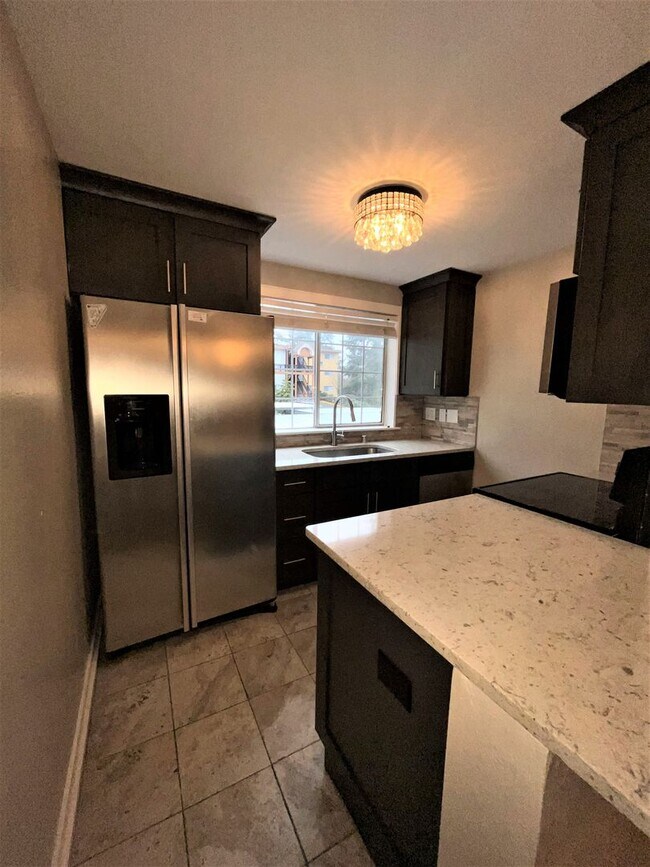 Building Photo - 039 - 2 bed, 2 bath condo minutes from Red...